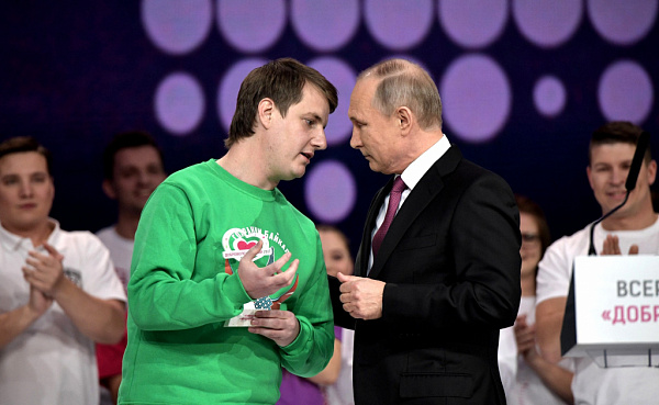 Путин вручил премию «Доброволец года» руководителю проекта «Сохраним Байкал» Путин вручил премию «Доброволец года» руководителю проекта «Сохраним Байкал»